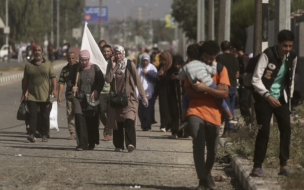 פלסטינים עוזבים את העיר עזה וצועדים לדרום הרצועה, כשהם אוחזים בדגל לבן, 7 בנובמבר 2023 (צילום: AP Photo/Mohammed Dahman)