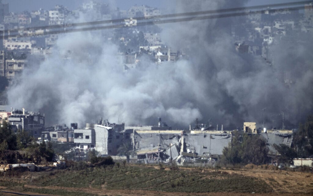 עשן מיתמר בעקבות תקיפה ישראלית ברצועת עזה, 9 בנובמבר 2023 (צילום: AP Photo / Victor R. Caivano)