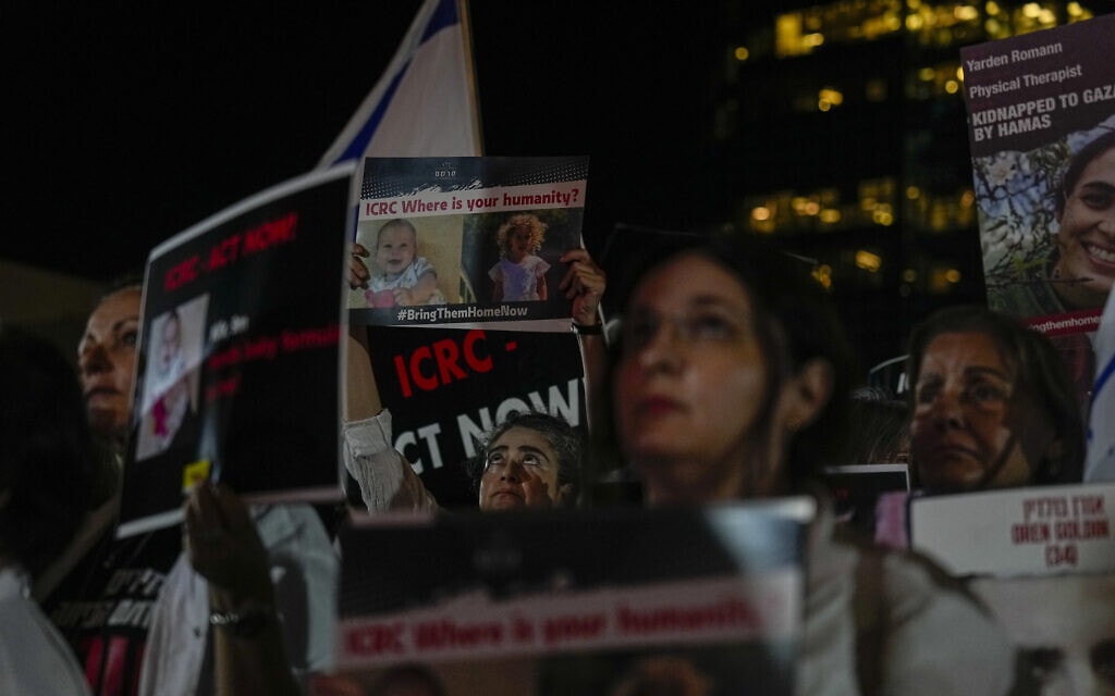 אנשי מערכת הבריאות מפגינים למען החטופים המוחזקים ברצועת עזה, מול מטה הצלב האדום בתל אביב, 9 בנובמבר 2023 (צילום: AP Photo / Ariel Schalit)