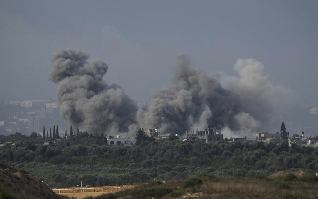 עשן מיתמר בעקבות תקיפה אווירית ישראלית ברצועת עזה, 11 בנובמבר 2023 (צילום: AP Photo / Leo Correa)