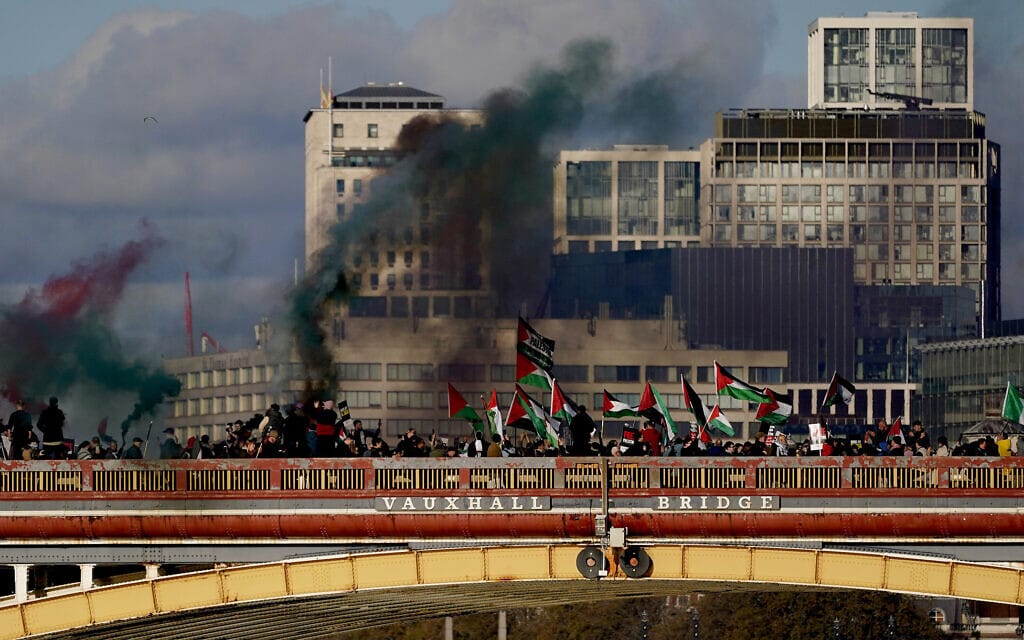 מאות אלפים מילאו את רחובות לונדון בהפגנה נגד ישראל ובעד הפלסטינים בעזה, 11 בנובמבר 2023 (צילום: AP Photo/Alberto Pezzali)