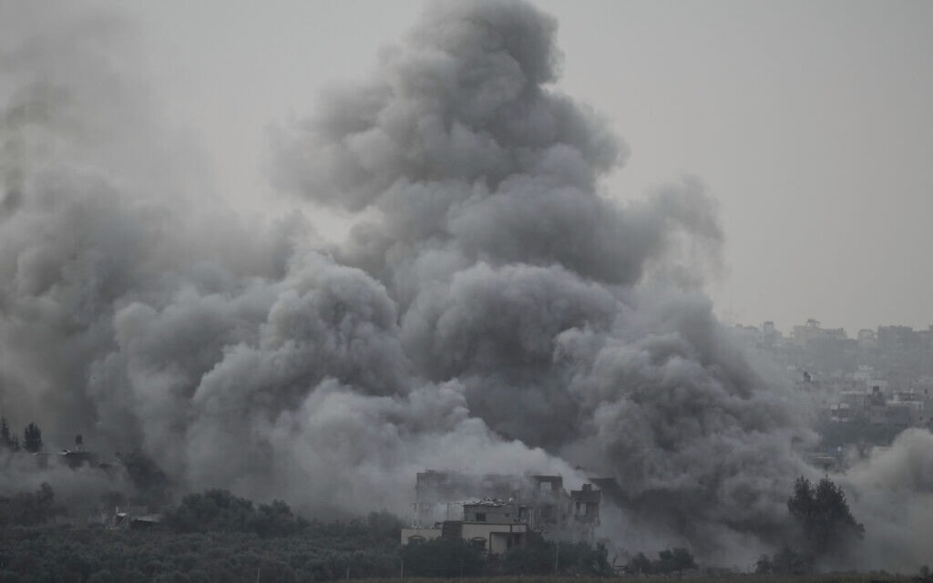 עשן מיתמר בעקבות תקיפה ישראלית ברצועת עזה, 12 בנובמבר 2023 (צילום: AP Photo / Leo Correa)