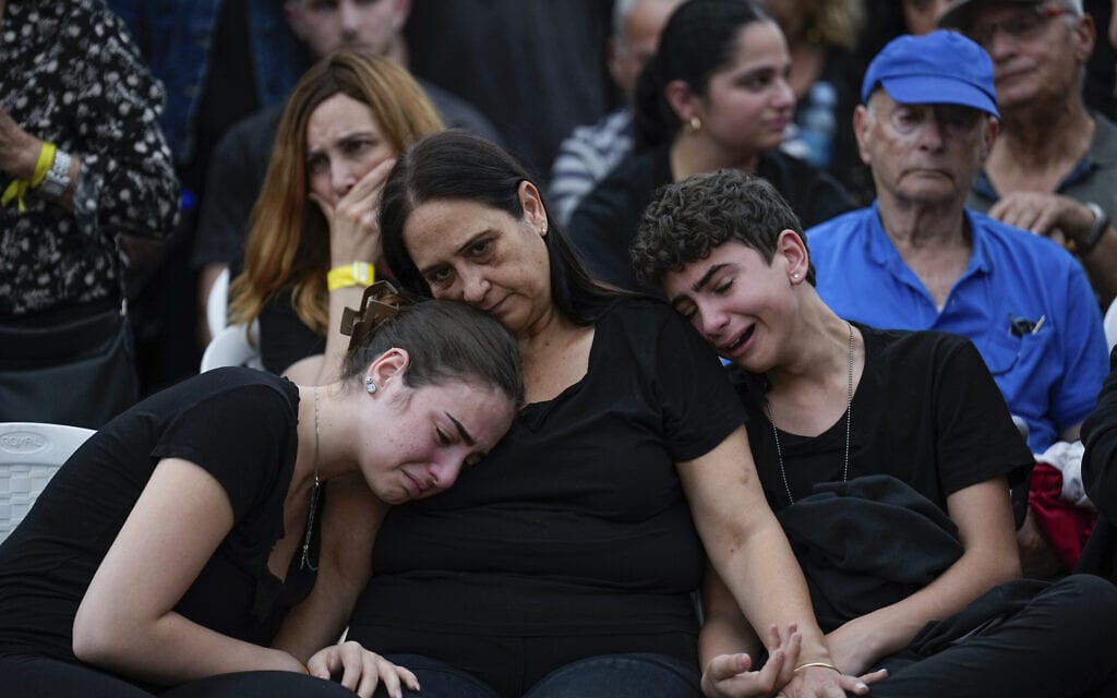קרוביה של התצפיתנית רוני אשל, שנהרגה במתקפה שאירעה ב-7 באוקטובר 2023, בהלווייתה בכפר סבא, 12 בנובמבר 2023 (צילום: AP Photo / Ariel Schalit)