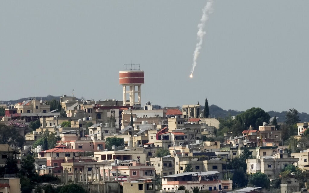 ירי של צה&quot;ל מעל כפר בדרום לבנון, 13 בנובמבר 2023 (צילום: AP Photo/Hussein Malla)