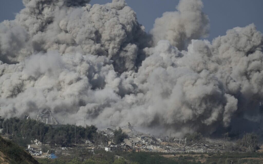 עשן עולה מרצועת עזה לאחר הפצצה של צה"ל, 16 בנובמבר 2023 (צילום: (AP Photo/Leo Correa)