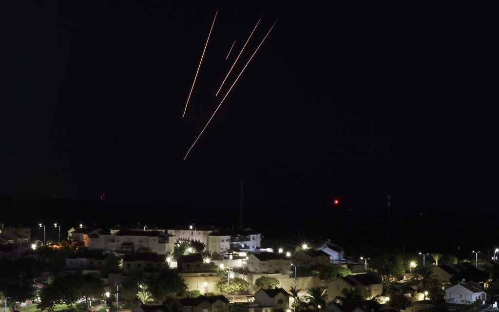 רקטות משוגרות לעבר ישראל מרצועת עזה, 17 בנובמבר 2023 (צילום: AP Photo/Leo Correa)