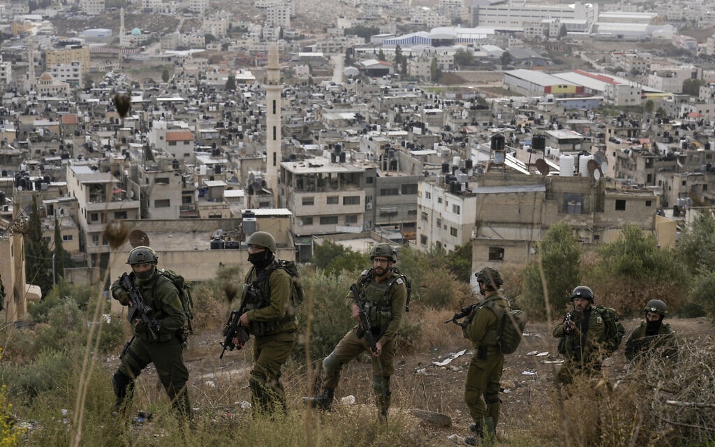 חיילי צה"ל בפעילות במחנה הפליטים באלטה, 19 בנובמבר 2023 (צילום: AP Photo/Majdi Mohammed) חיילי צה"ל בפעילות במחנה הפליטים באלטה, 19 בנובמבר 2023 (צילום: AP Photo/Majdi Mohammed)