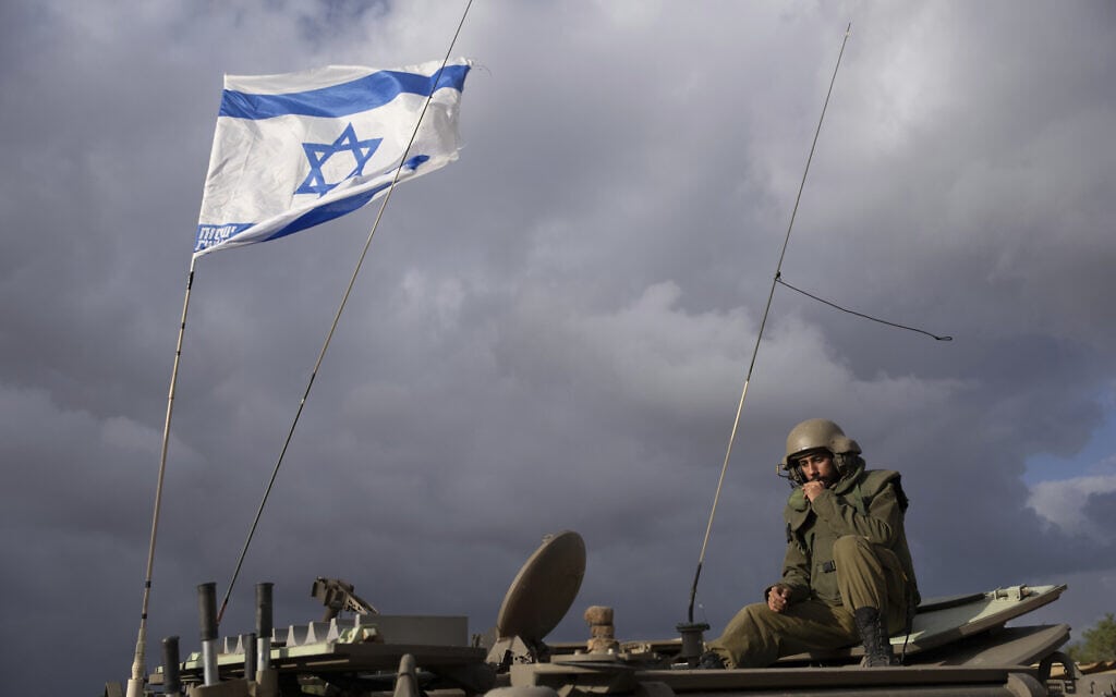 דגל ישראל על נגמ"ש בגבול עזה. 20 בנובמבר 2023 (צילום: AP Photo/Ohad Zwigenberg)