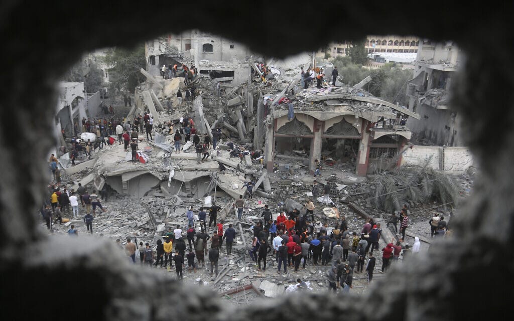 פלסטינים מחפשים ניצולים באתר ברפיח שהופצץ על ידי ישראל, 22 בנובמבר 2023 (צילום: AP Photo/Hatem Ali)