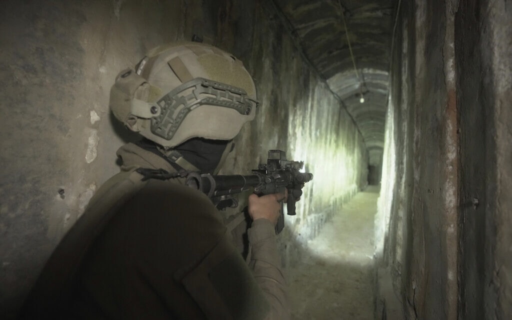 חייל צה"ל מציג לנציגי התקשורת מנהרה תת-קרקעית, שאותרה מתחת לבית החולים שיפא שבעזה, 22 בנובמבר 2023 (צילום: AP Photo/Victor R. Caivano)