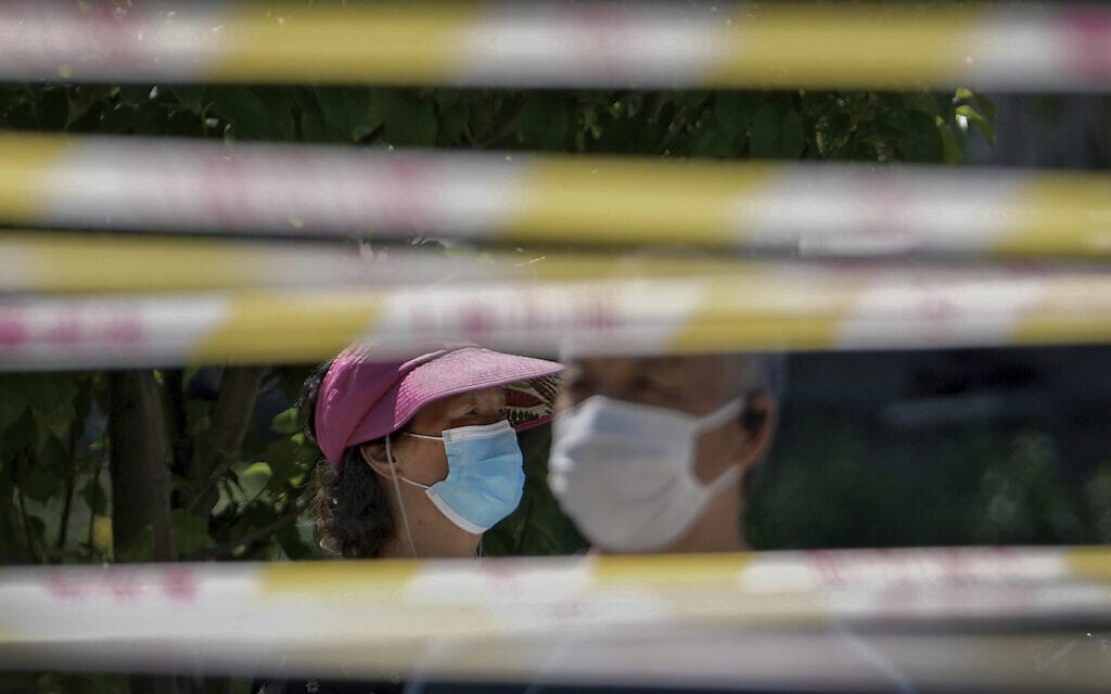 סינים עוטים מסכות פנים בבייג&#039;ינג. אילוסטרציה (צילום: AP Photo/Andy Wong)
