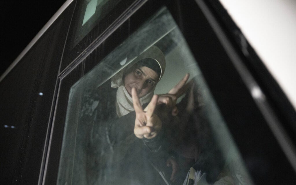 אסירה פלסטינית מביתוניה עם שחרורה מהכלא בישראל, 24 בנובמבר 2023 (צילום: AP Photo/Nasser Nasser)