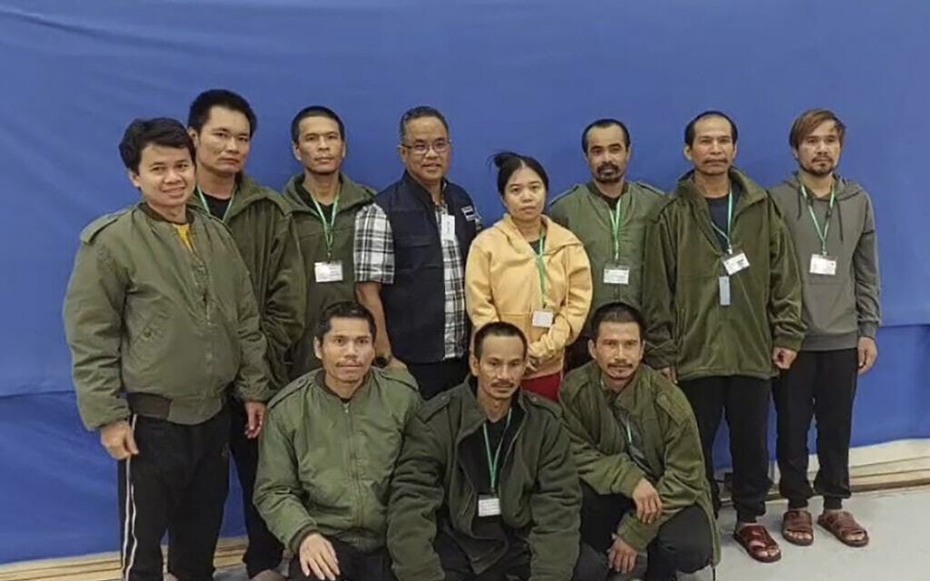 אזרחי תאילנד ששוחררו משבי חמאס לצד עובד משרד החוץ התאי, 24 בנובמבר 2023 (צילום: Thailand&#039;s Foreign Ministry via AP)
