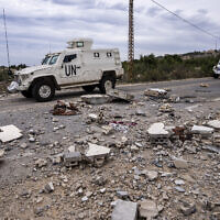 כוחות שמירת השלום של האו"ם ביישוב מרווחין שבלבנון, בקרבת הגבול עם ישראל, באתר שניזוק בלחימה במקום, 25 בנובמבר 2023 (צילום: AP Photo/Hassan Ammar)