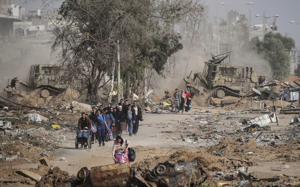 פלסטינים ברצועת עזה בזמן הפסקת האש, 26 בנובמבר 2023 (צילום: AP Photo/Hatem Moussa)