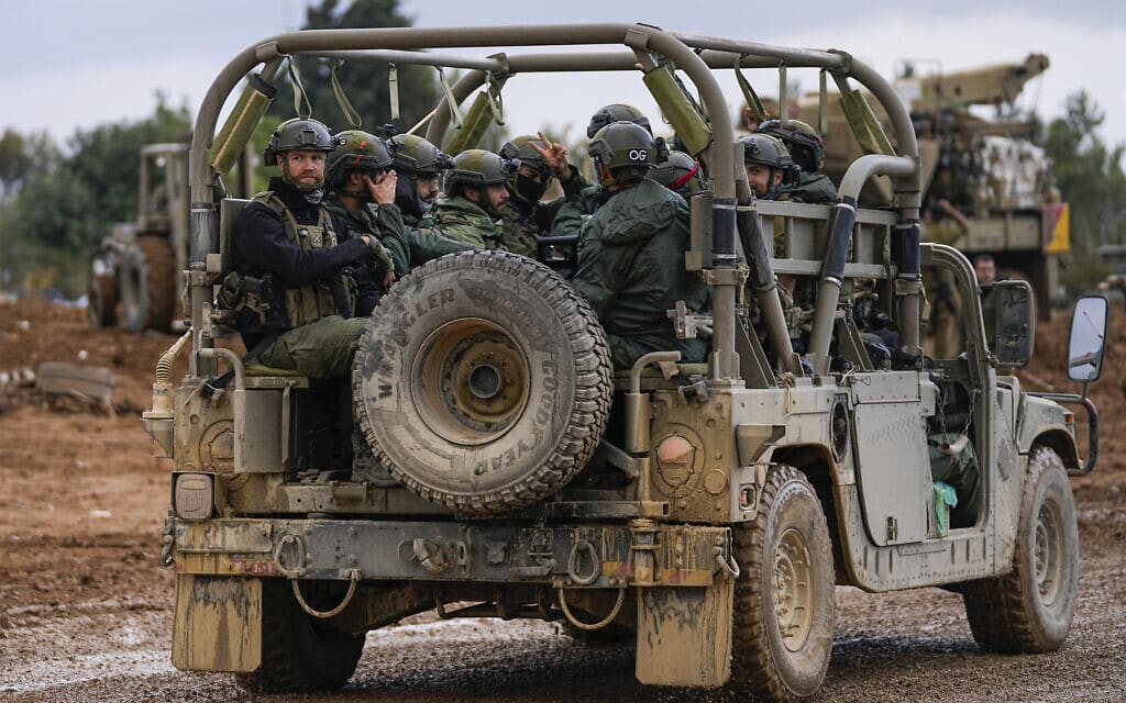 חיילי צה"ל על רכב שטח צבאי ליד גבול עזה. 27 בנובמבר 2023 (צילום: AP Photo/Ohad Zwigenberg)