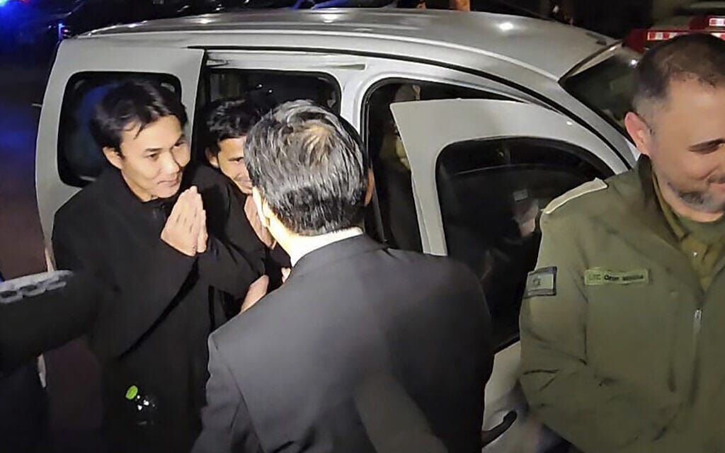 שבויים תאילנדים ששוחררו משבי החמאס פוגשים בשר החוץ התאי, פארנפרי בהידהה-נוקארה במרכז הרפואי שמיר. 28 בנובמבר 2023 (צילום: Thailand's Foreign Ministry via AP)