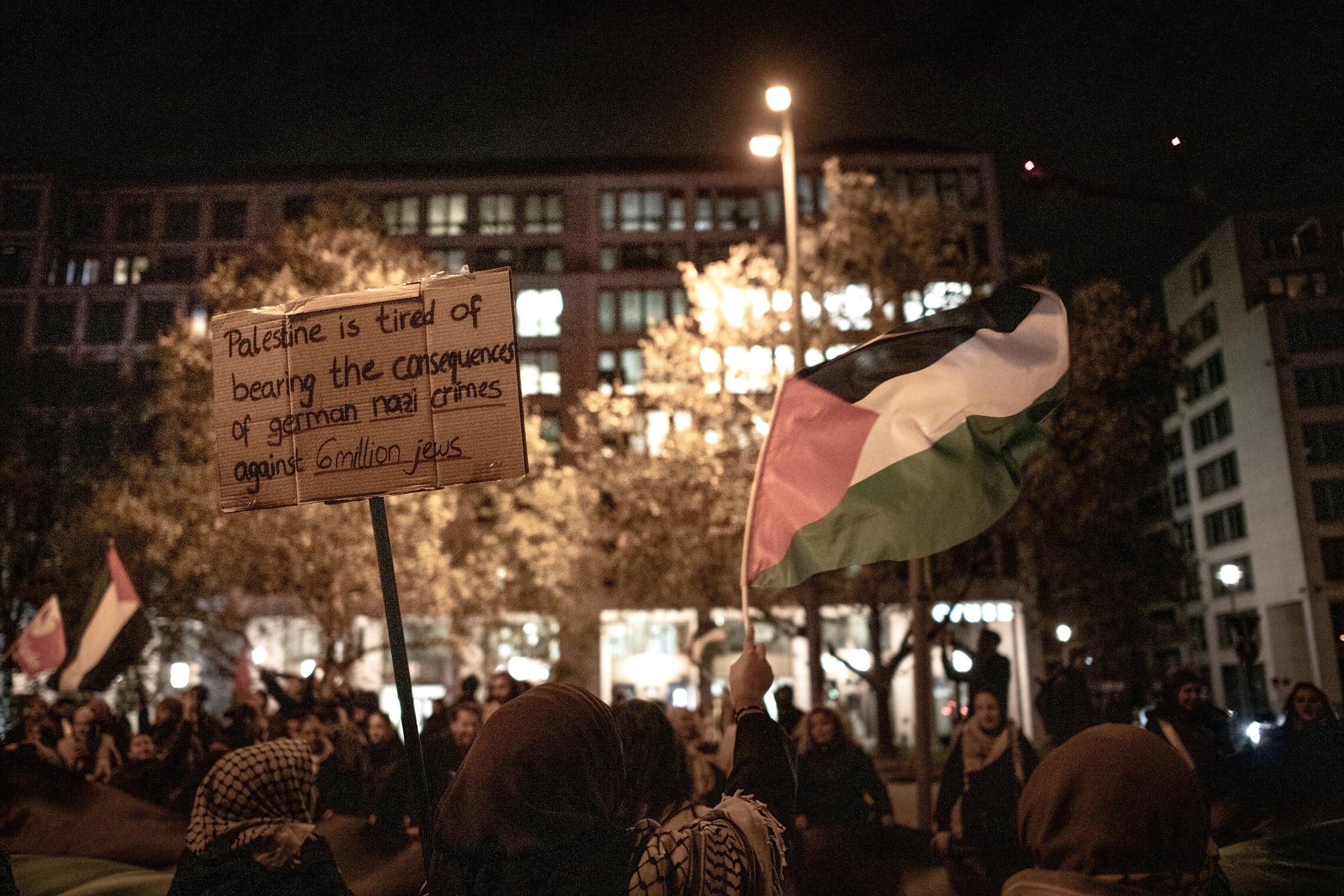 שלט המשתמש בשואה בהפגנה אנטי־ישראלית בברלין, נובמבר 2023 (צילום: גילעד שדה)