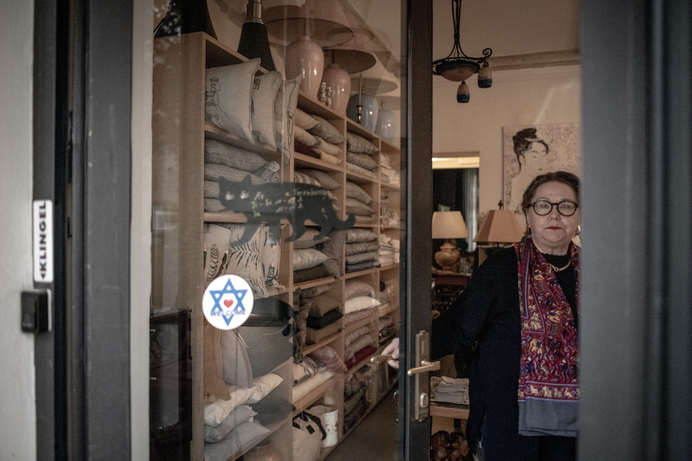 בעלת חנות בברלין שהצטרפה לפרויקט נגד האנטישמיות, נובמבר 2023 (צילום: גילעד שדה)