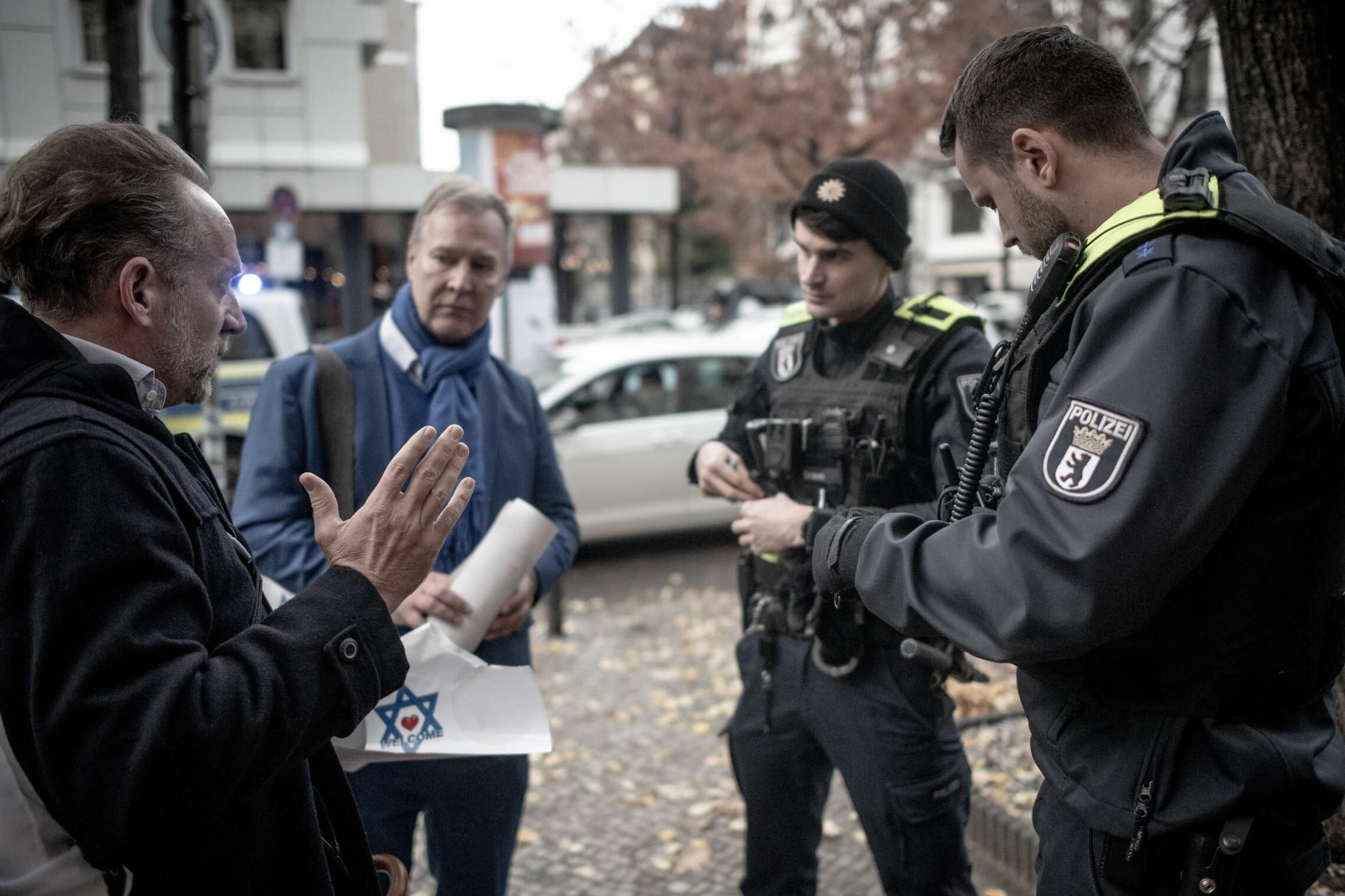 מייק וסאשה מעידים בפני שוטרי משטרת ברלין בעקבות תקיפה אנטישמית נגד כותב הכתבה, ברלין, נובמבר 2023 (צילום: גילעד שדה)