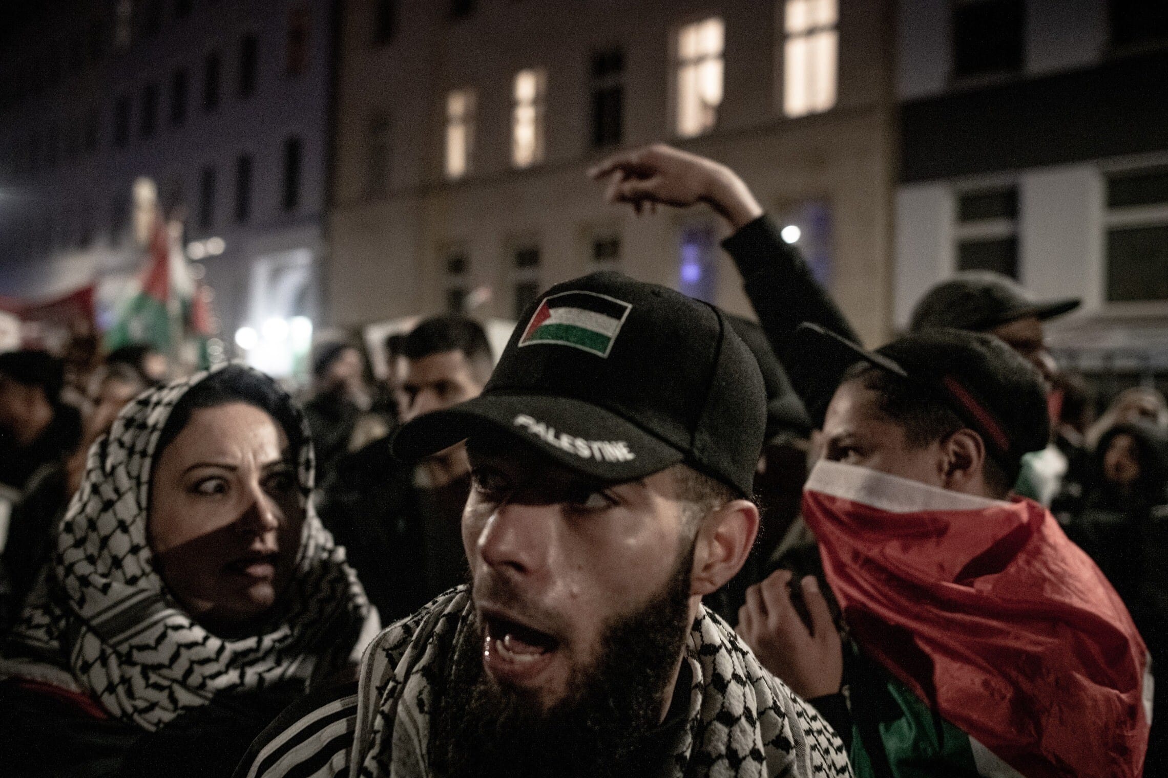 מפגנים אנטי־ישראלים צרים על בניין שעל אחד מחלוניותיו הונף דגל ישראל, ברלין, נובמבר 2023 (צילום: גילעד שדה)