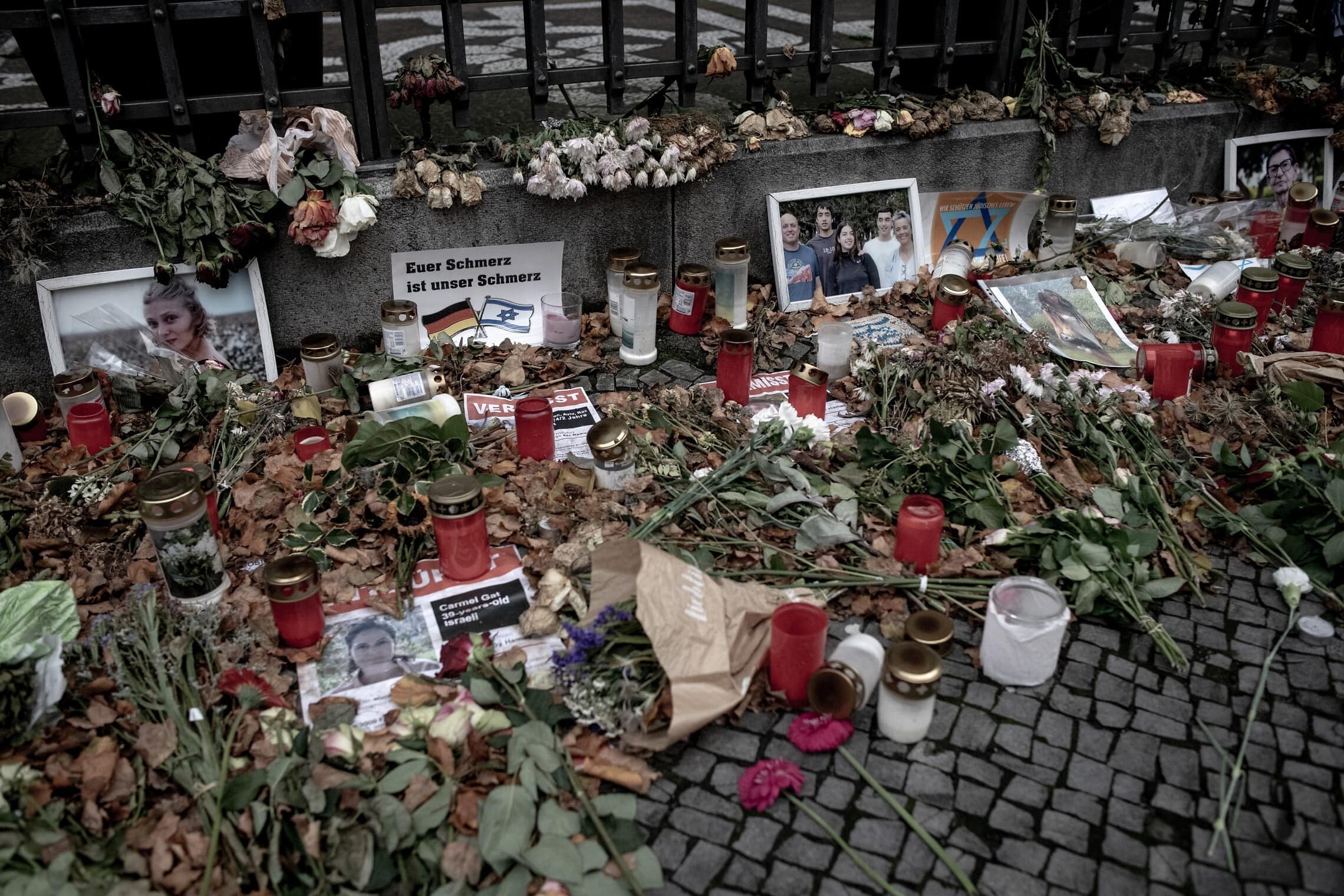 כאבכם הוא כאבנו: עמדת זיכרון מאולתרת ליד בית כנסת בברלין, נובמבר 2023 (צילום: גילעד שדה)