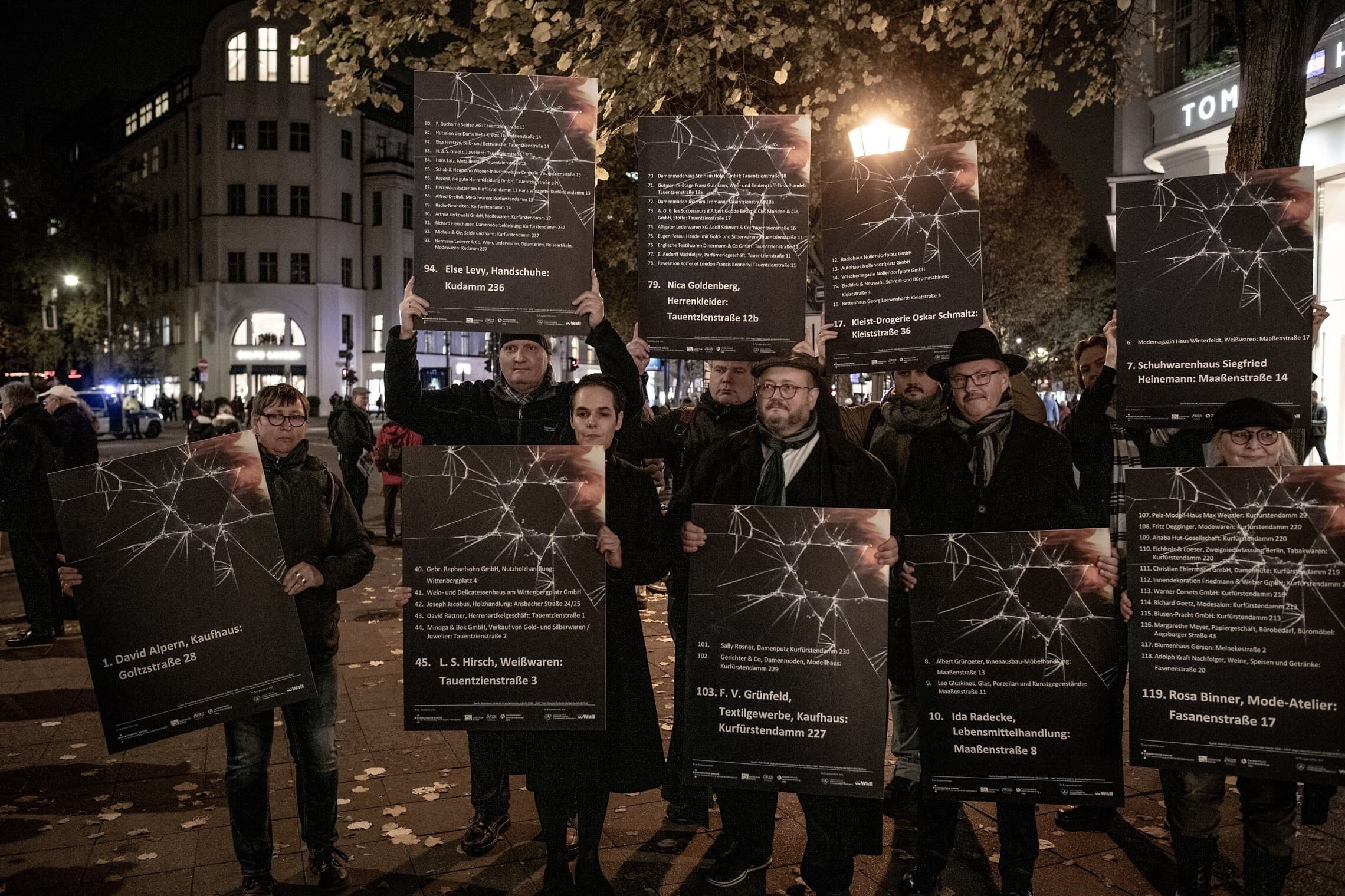 צועדים בברלין לזכר ליל הפוגרום מחזיקים שלטים עם שמות החנויות שנהרסו ע&quot;י הנאצים, ברלין, נובמבר 2023 (צילום: גילעד שדה)