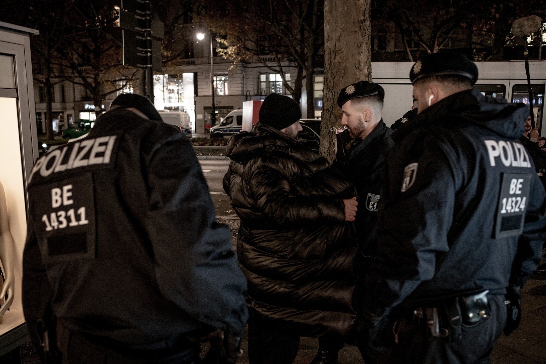 חשוד בתקיפה אנטישמית מעוקב על ידי משטרת ברלין, נובמבר 2023 (צילום: גילעד שדה)