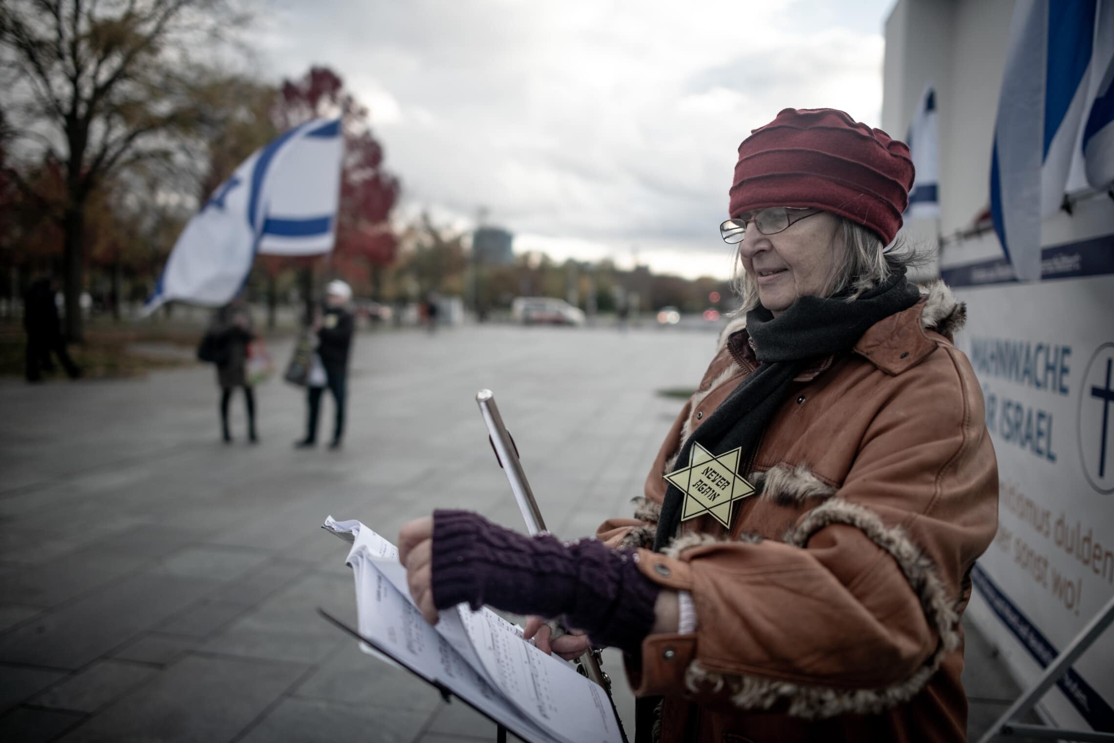 ארגון נוצרי בהפגנה הקוראת &quot;לעולם לא עוד&quot; המתקיימת כל שלושה חודשים בעיר ברלין, נובמבר 2023 (צילום: גילעד שדה)