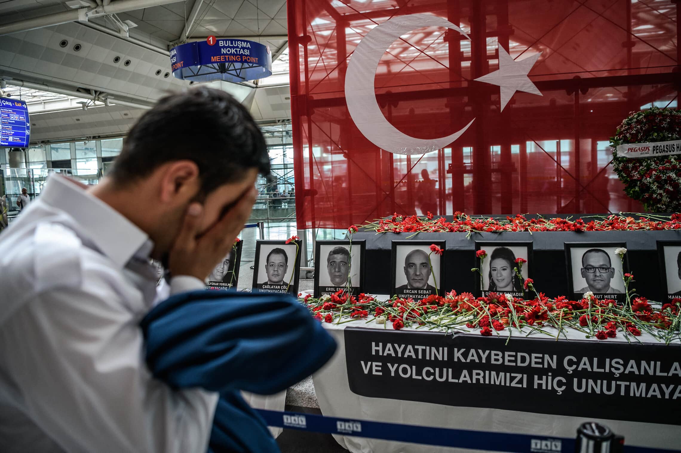 עובד בשדה התעופה הבילאומי אטאטורק באיסטנבול מתאבל על עמיתיו, 30 ביוני 2016 (צילום: OZAN KOSE / AFP)