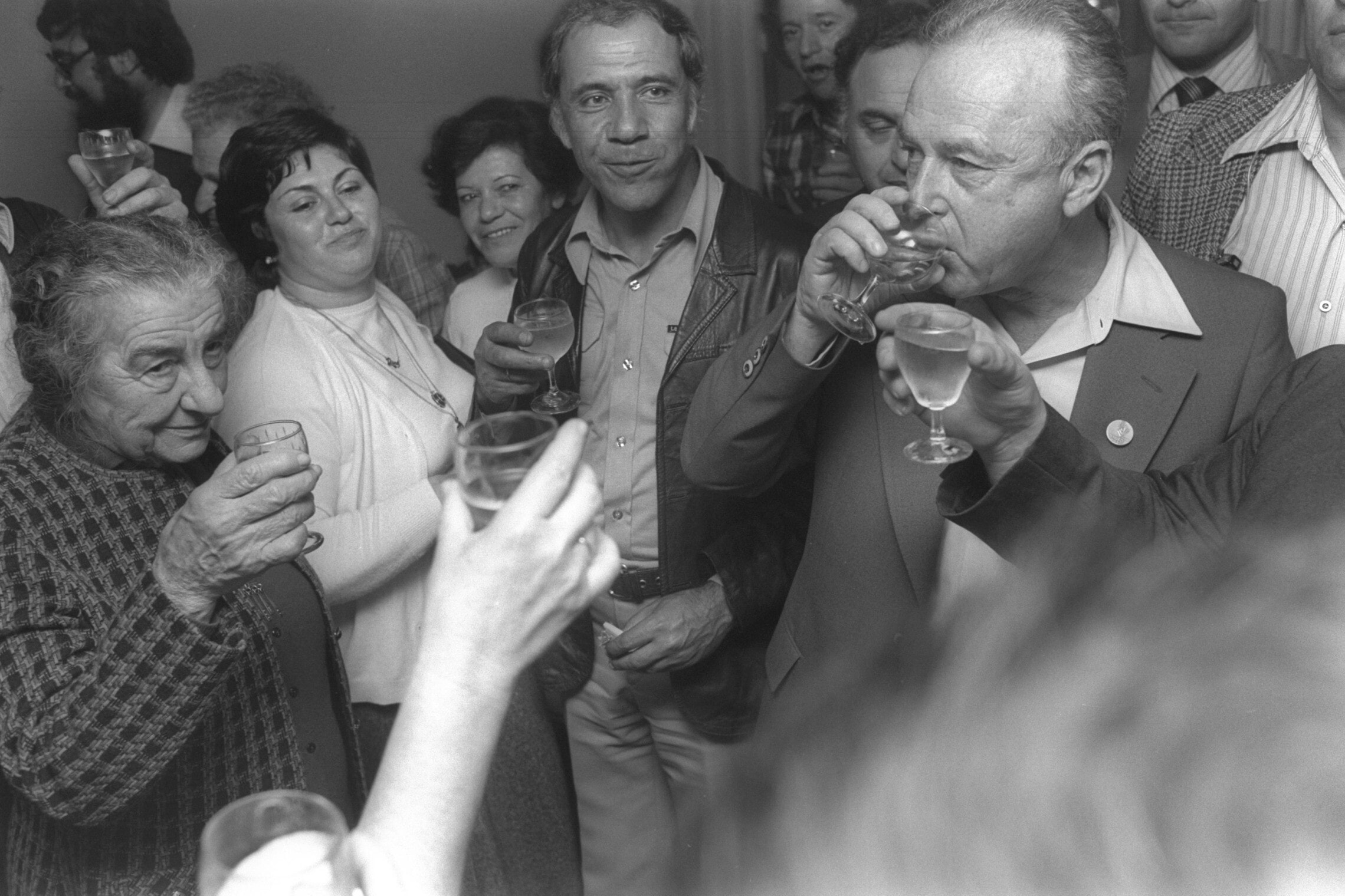 גולדה מאיר ויצחק רבין מרימים כוסית, 1977