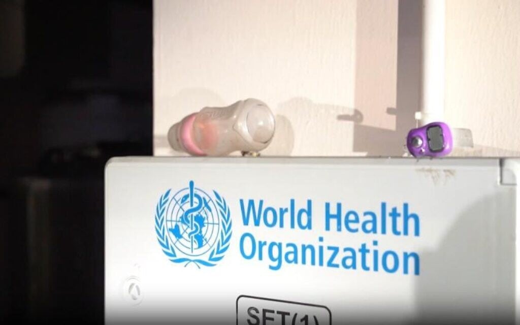 בקבוק ומוצץ של תינוק שנמצאו במרתף בית החולים רנתיסי בעזה, 13 בנובמבר 2023 (צילום: דובר צה"ל)