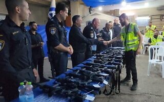 איתמר בן גביר משתתף בחלוקת נשק לכיתת הכוננות של המשטרה בקריית מלאכי (צילום: מהטוויטר של איתמר בן גביר) איתמר בן גביר משתתף בחלוקת נשק לכיתת הכוננות של המשטרה בקריית מלאכי (צילום: מהטוויטר של איתמר בן גביר)