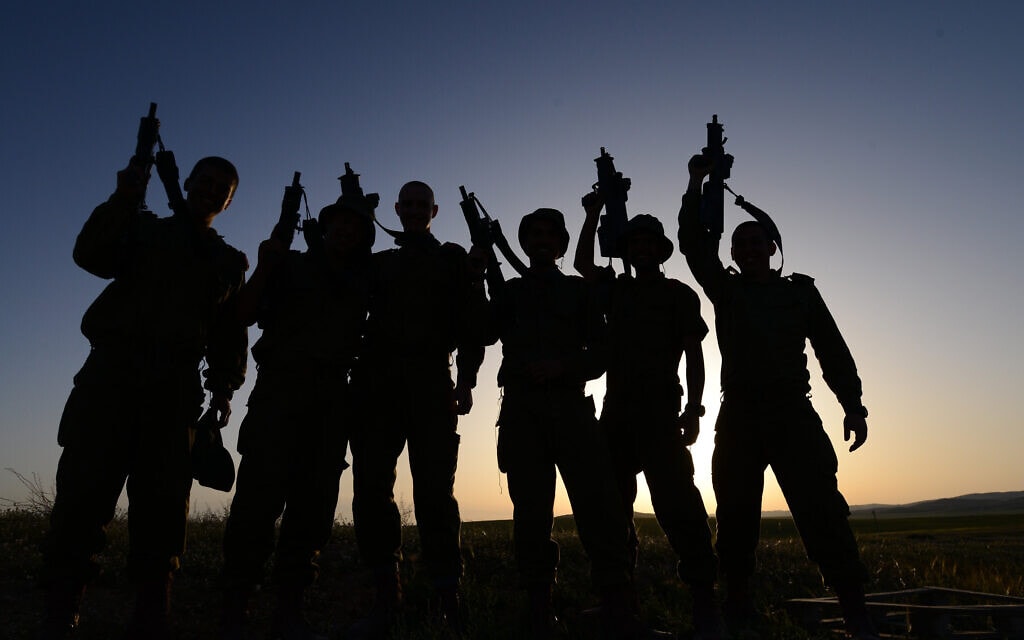 אילוסטרציה: חיילי הנח"ל החרדי בבסיס בבאר שבע, 31 במאי 2014 (צילום: מנדי הכטמן/פלאש 90.)