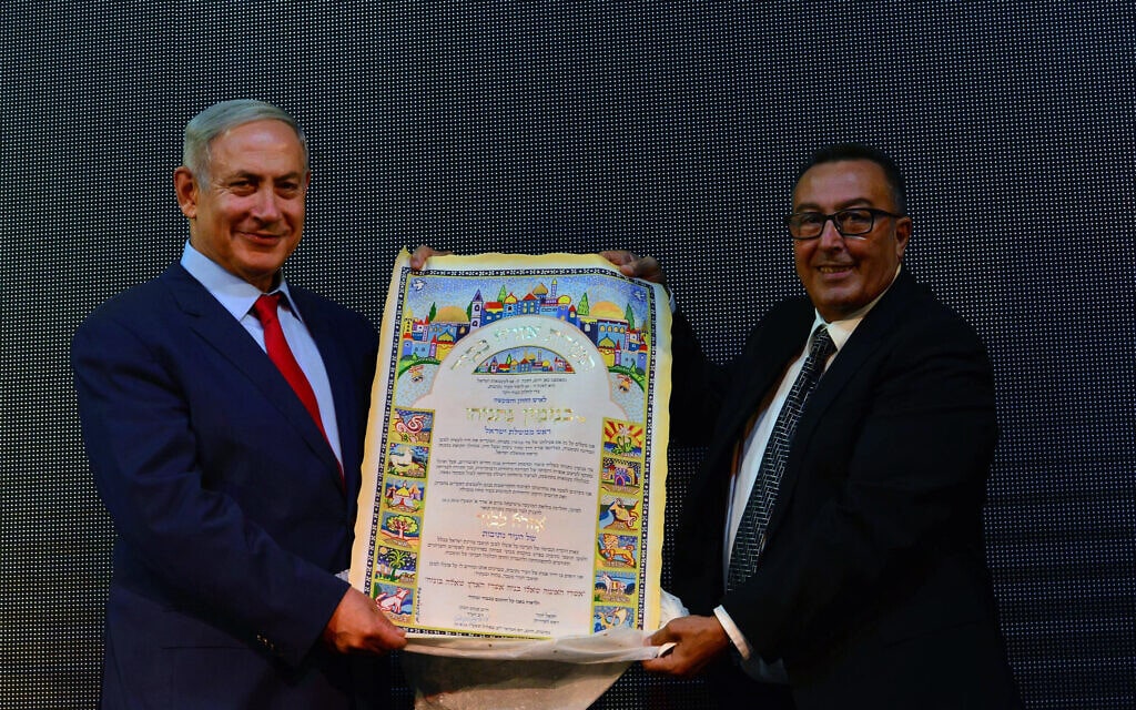 ראש עיריית נתיבות יחיאל זוהר מעניק לראש הממשלה בנימין נתניהו אזרחות כבוד מהעיר, 15 בספטמבר 2016 (צילום: קובי גדעון/לע&quot;מ)