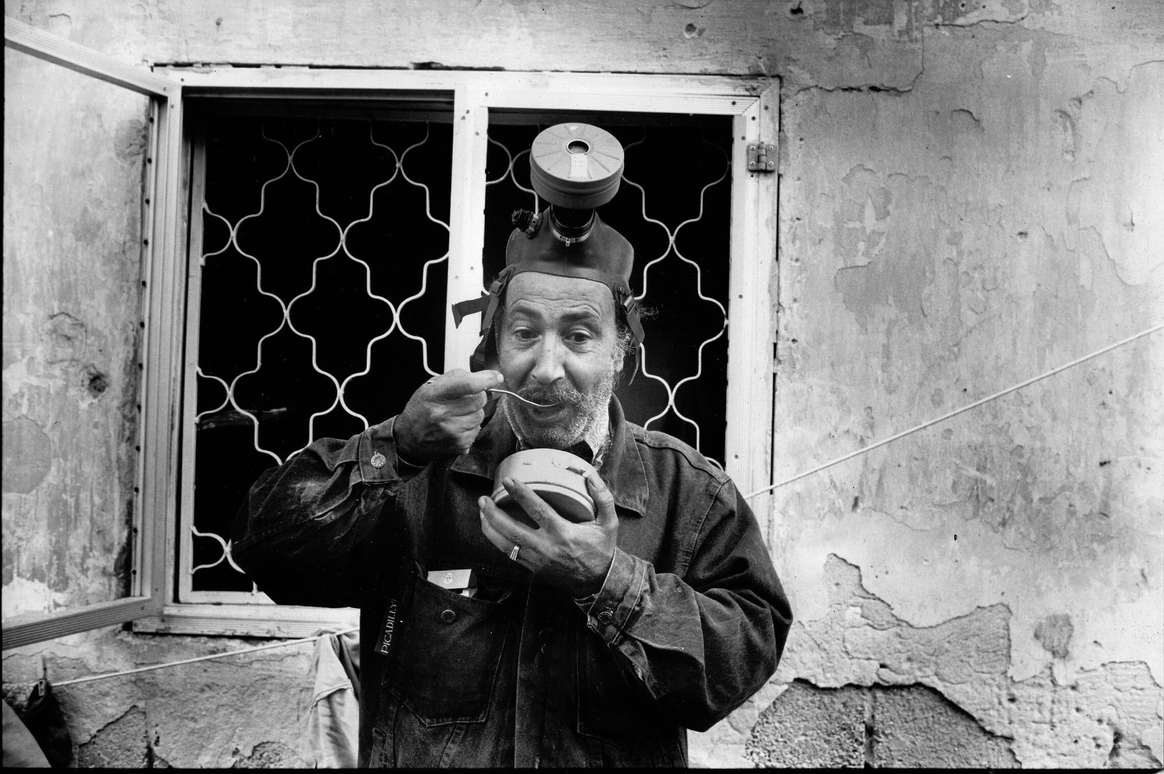 איש עם מסכת אב&quot;כ אוכל בזמן מלחמת המפרץ, 1991 (צילום: משה שי/פלאש90)