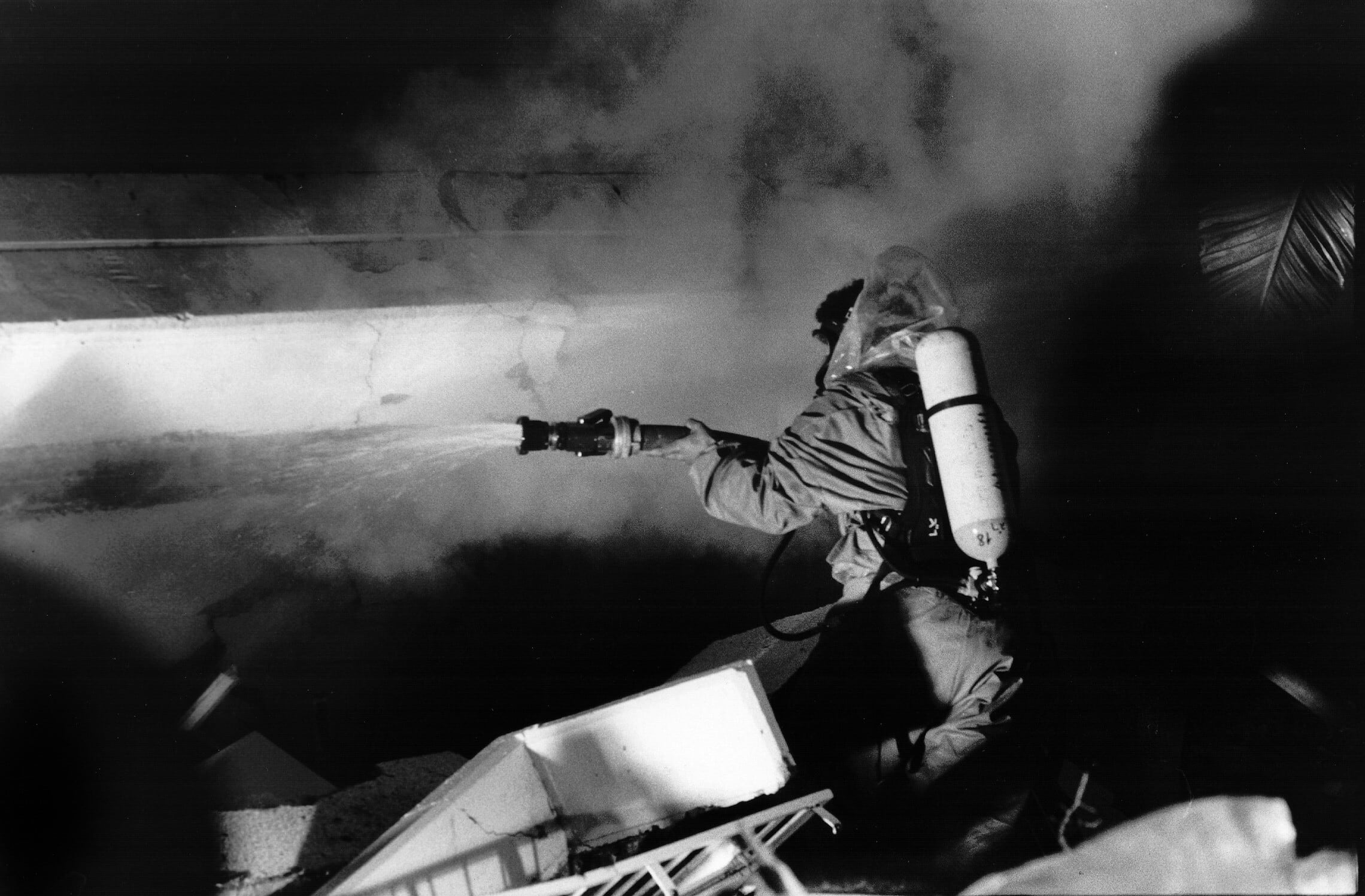 כוחות כיבוי פועלים במקום שבו נפל טיל ברמת גן, מלחמת המפרץ, 1991 (צילום: משה שי/פלאש90)