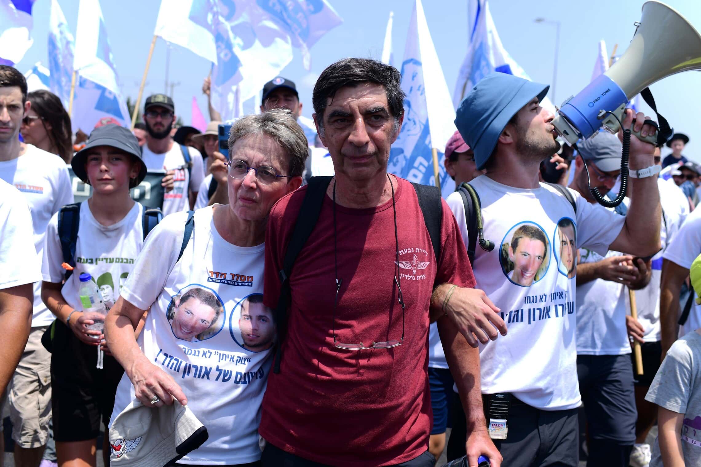 שמחה ולאה גולדין בצעדת מאה לשחרור הישראלים החטופים בעזה, 5 באוגוסט 2022 (צילום: תומר נויברג/פלאש90)
