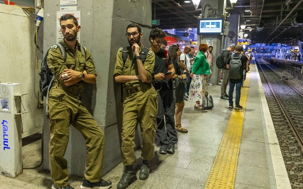 נוסעים ממתינים לרכבת בתחנת השלום בתל אביב באוקטובר 2023. אילוסטרציה (צילום: יוסי אלוני/פלאש90)