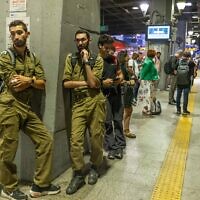 נוסעים ממתינים לרכבת בתחנת השלום בתל אביב באוקטובר 2023. אילוסטרציה