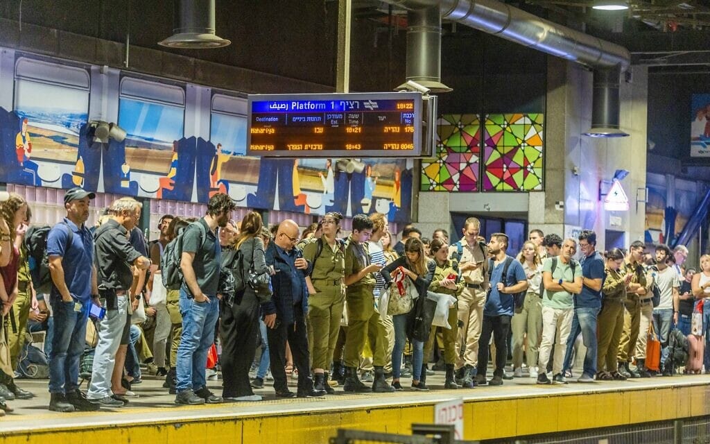 נוסעים ממתינים לרכבת בתחנת השלום בתל אביב באוקטובר 2023. אילוסטרציה (צילום: Yossi Aloni/Flash90)