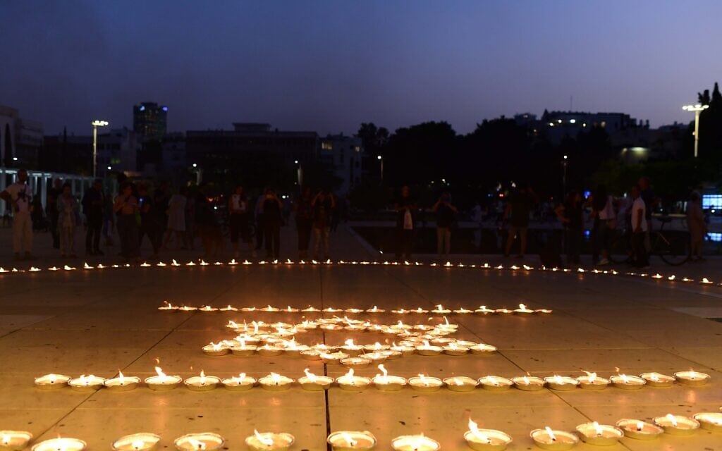 .נרות נשמה לזכר הנספים והחללים באסון ה-7 באוקטובר בכיכר הבימה (צילום: Tomer Neuberg/Flash90)