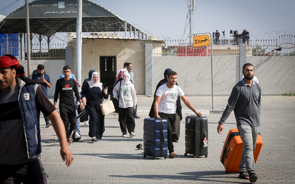 פלסטינים מעזה מחכים ליד מעבר רפיח כדי לחצות לגבול המצרי, 1 בנובמבר 2023 (צילום: Atia Mohammed/Flash90)