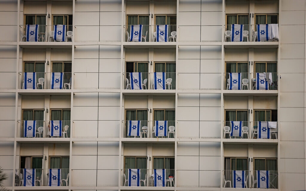 דגלי ישראל במרפסות בבית מלון בים המלח, 9 בנובמבר 2023 (צילום: חיים גולדברג/פלאש90)