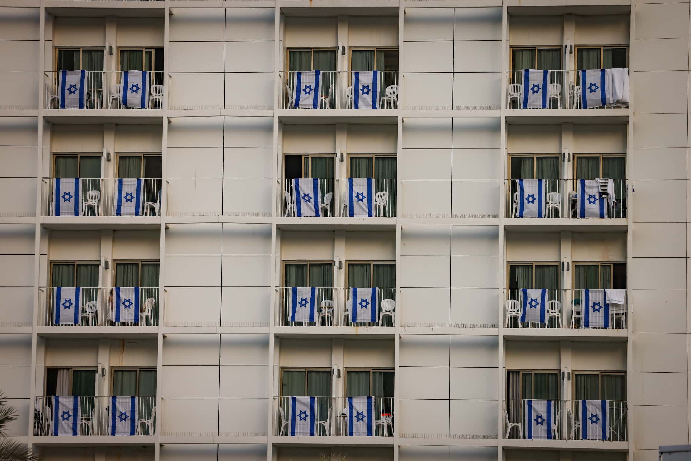 דגלי ישראל במפרסות בבית מלון בים המלח, 9 בנובמבר 2023 (צילום: חיים גולדברג/פלאש90)