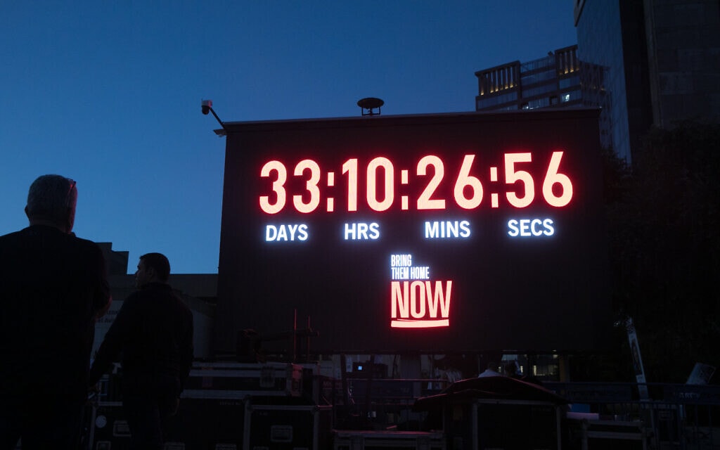 שעון במרכז תל אביב המציג את הזמן שחלף מאז שלמעלה ממאתיים איש נחטפו לרצועת עזה, 9 בנובמבר 2023 (צילום: מרים אלסטר / פלאש 90)