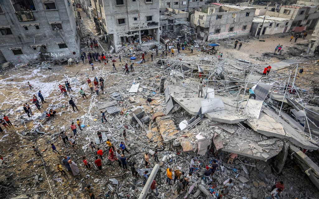 פלסטינים ברפיח בחורבות מבנה שהופצץ על ידי ישראל, 11 בנובמבר 2023 (צילום: Abed Rahim Khatib / Flash 90)