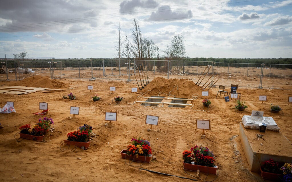 קבריהם של אנשי קיבוץ בארי, שנרצחו במתקפה שאירעה ב-7 באוקטובר 2023, בקיבוץ רביבים, 15 בנובמבר 2023 (צילום: חיים גולדברג / פלאש 90)