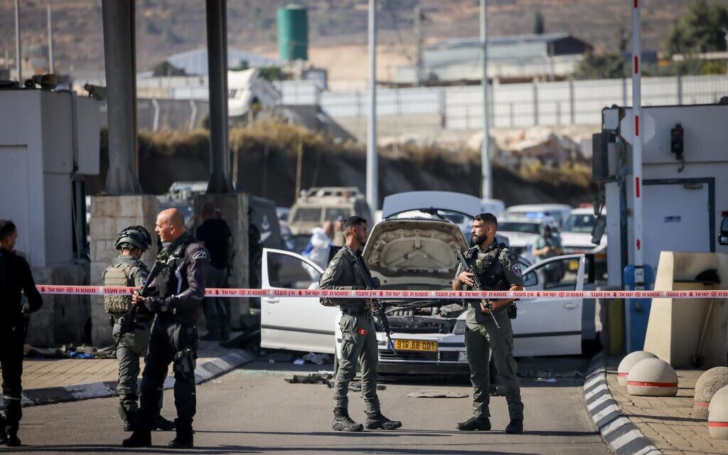 כוחות ביטחון בזירת הפיגוע במחסום המנהרות, 16 בנובמבר 2023 (צילום: חיים גולדברג/פלאש90)