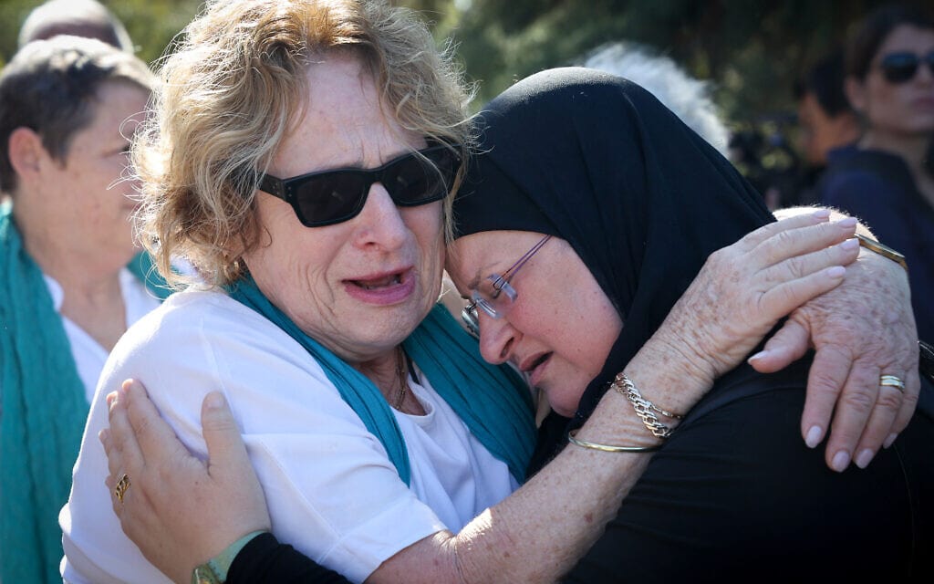 .יהודיות וערביות בהלוויתה של ויויאן סילבר, נובמבר 2023 (צילום: Jonathan Shaul/Flash90)